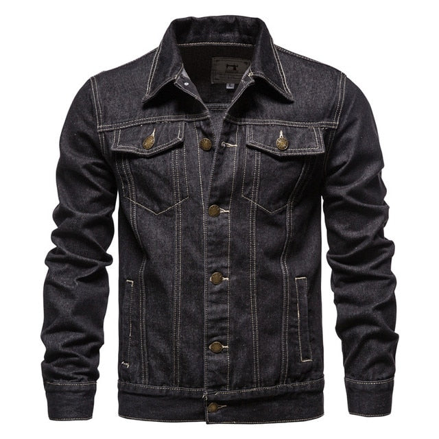 Seitliche Ansicht der Herren Denim Jacke Darrel in Dunkelblau, zeigt Regular Fit und Schnitt.