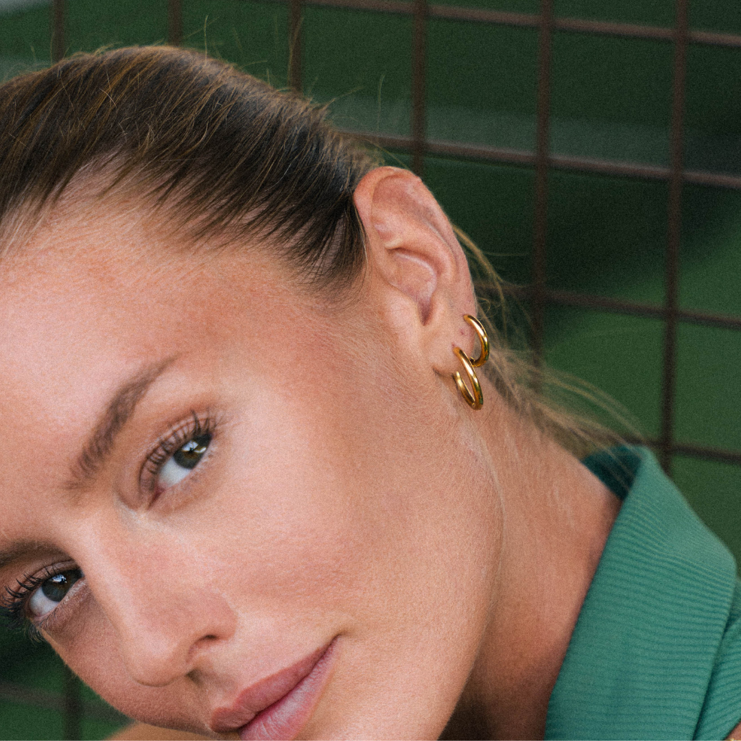 Goldene Creolen aus poliertem Edelstahl. Wasserfester, hypoallergener Schmuck für Damen.