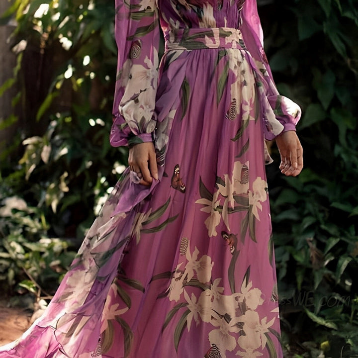 Langes Damen Sommerkleid mit bedrucktem Design, V-Ausschnitt und fließendem Schnitt, ideal für einen stilvollen Auftritt.