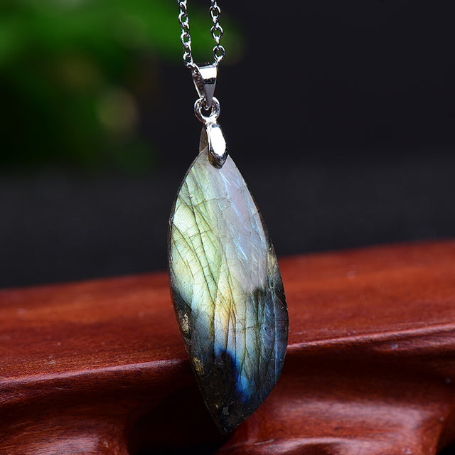 Unisex Labradorit Blattanhänger: Energie-Schmuck mit schimmerndem Edelstein und Naturstein-Design.