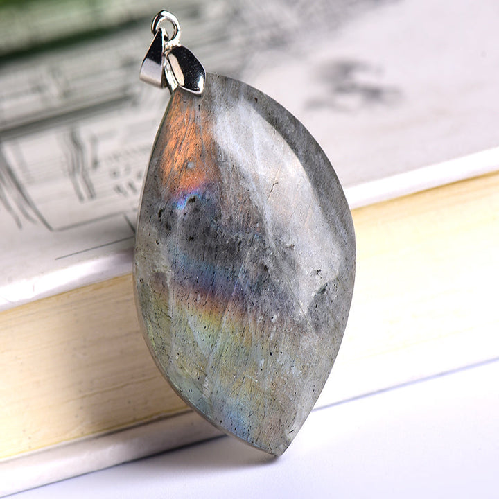 Authentischer Labradorit Blattanhänger, Unisex-Edelstein-Schmuck. Glänzender Naturstein mit einzigartigem Design.