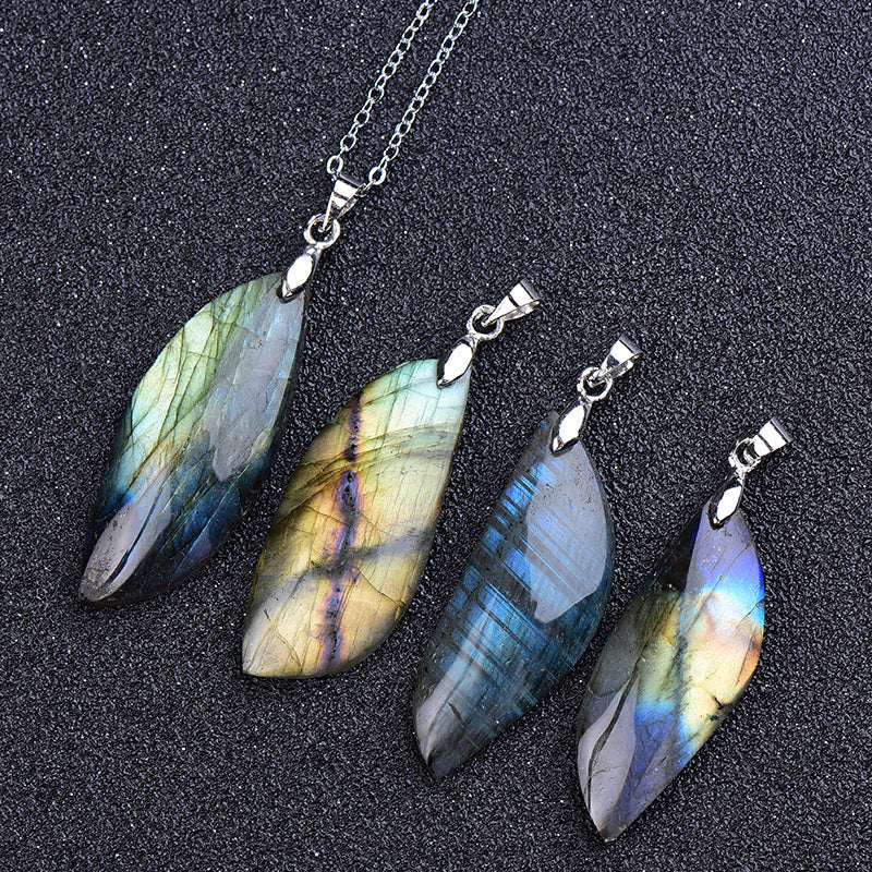 Elegante Labradorit Blattanhänger Kette, Unisex-Schmuck für Energie und Schutz. Ein bedeutungsvoller Edelstein.