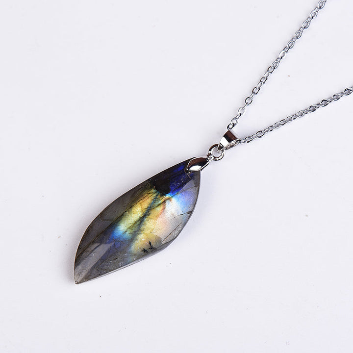 Unisex Labradorit Blattanhänger. Dieser Edelstein-Schmuck bietet Schutz, Energie und verstärkt die Intuition.