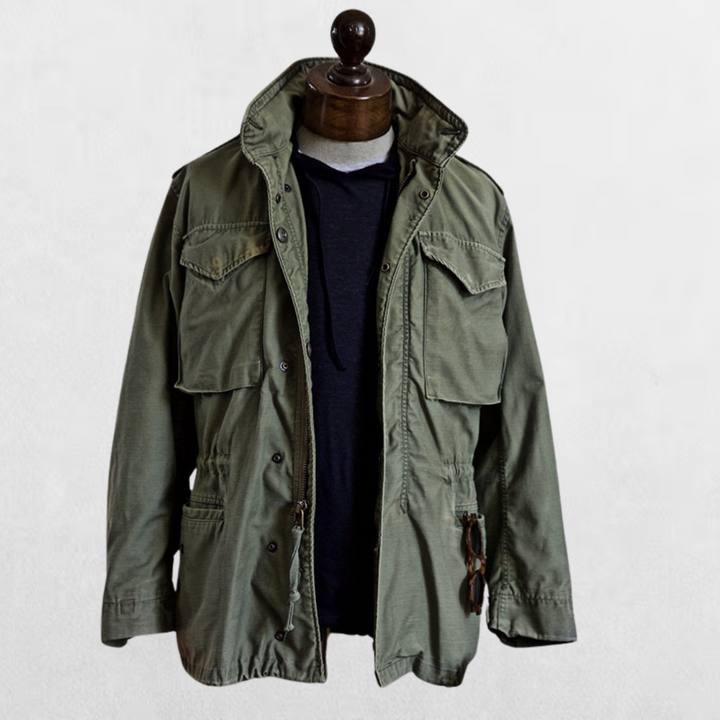 Schwarze Herren Outdoorjacke, strapazierfähig & wetterfest. Ideal als Freizeitjacke oder für Outdoor-Aktivitäten.