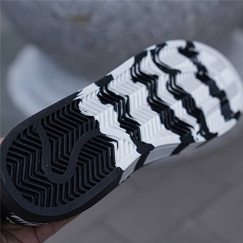 Herren Skate-Sneaker mit dynamischem Graffiti-Print, Low-Top-Design und langlebiger griffiger Sohle.