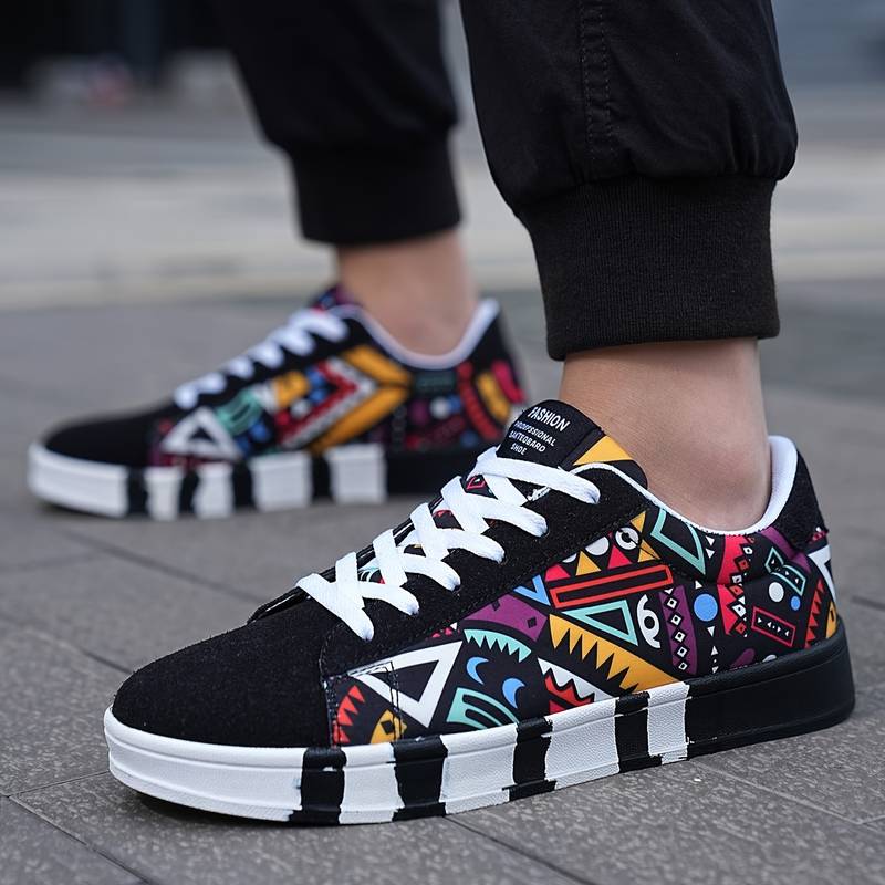 Herren Streetwear Sneaker mit künstlerischem, farbenfrohem Graffiti-Muster und profilierter Gummisohle.
