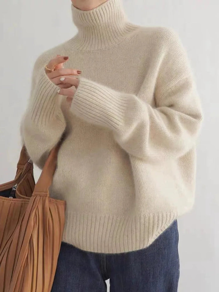 Nahaufnahme eines weichen, klassischen Damen Strickpullovers mit Rollkragen. Für Komfort und Stil.