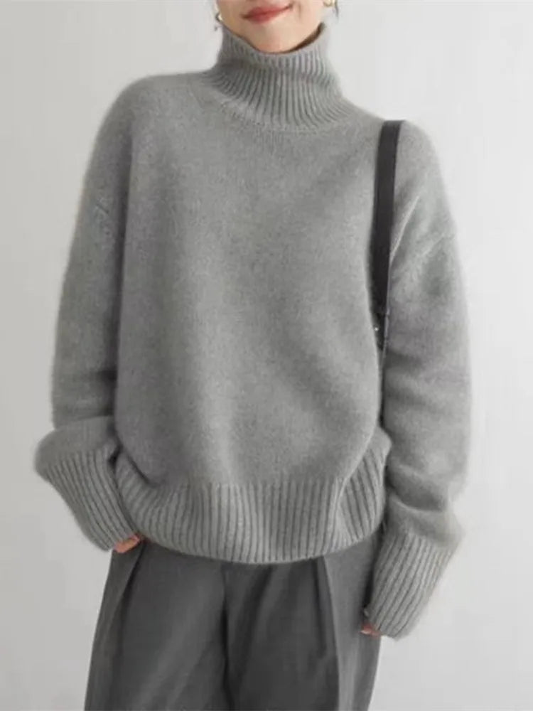 Detailansicht: Eleganter Damen Rollkragenpullover mit feiner Strickstruktur. Perfekt für Herbst-Wintermode.