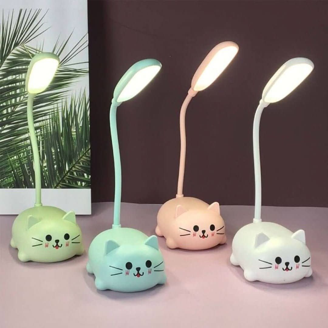 USB-Kinderlampe "Deskpurr" mit süßem Katzenmotiv, als Schreibtischlampe oder Nachtlicht einsetzbar.