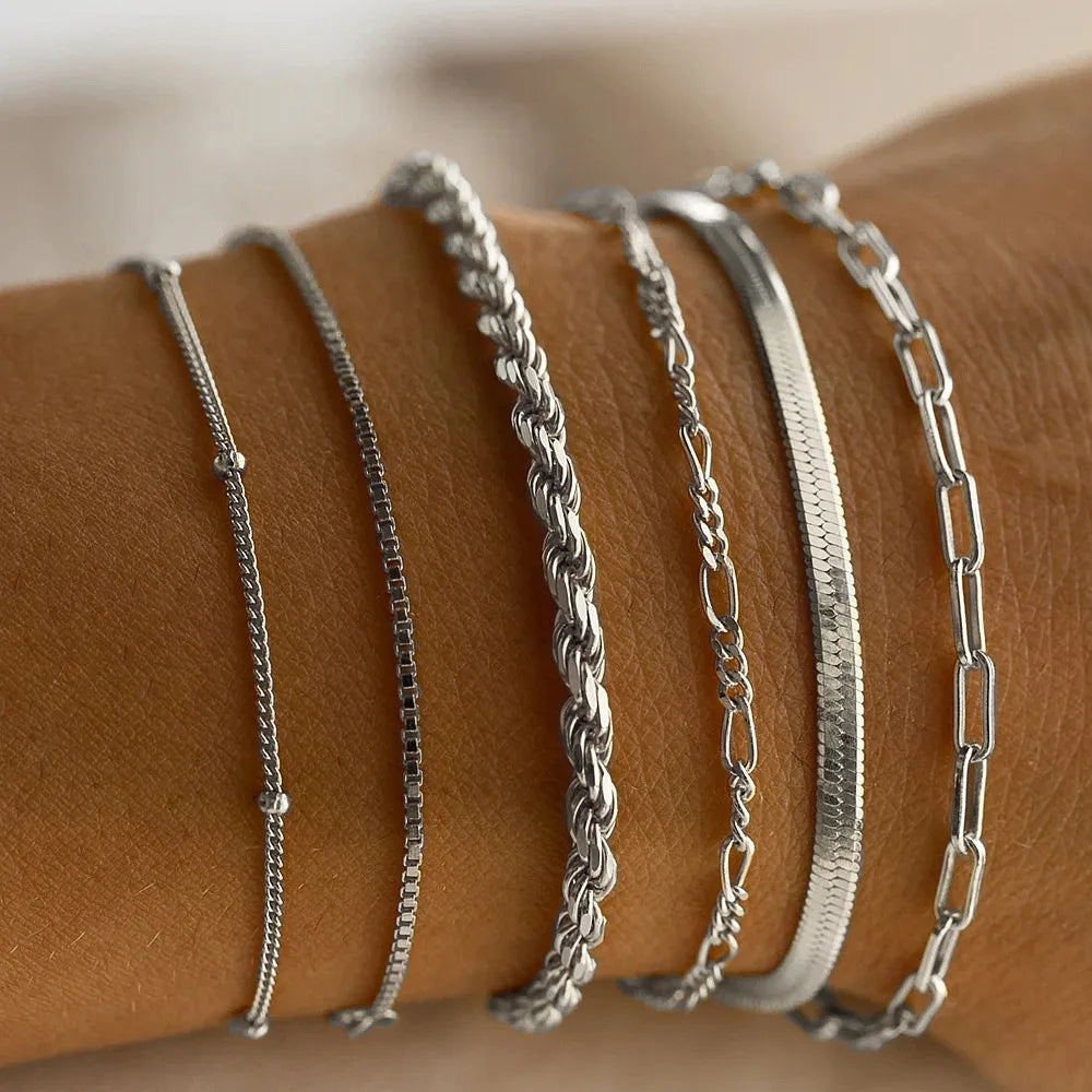 Modisches Damen Armband-Set Amélie mit 6 eleganten Gold- & Silberarmbändern, ideal als Geschenk oder Layering-Schmuck.