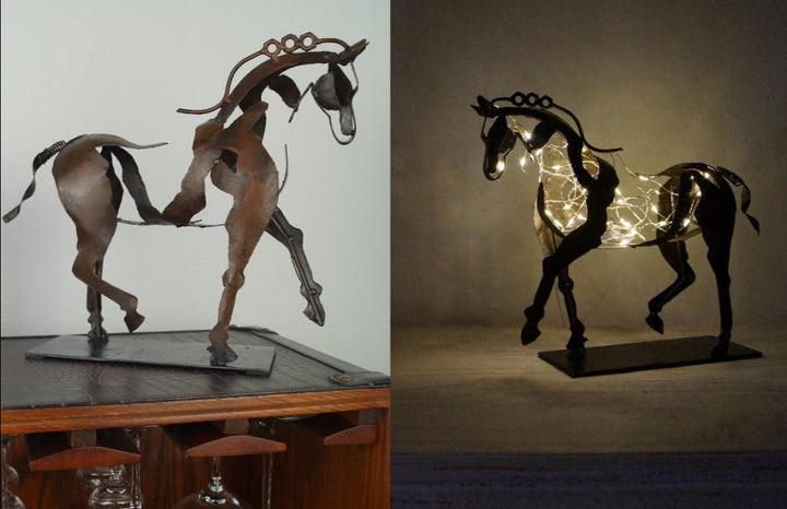 Handgefertigte Metall Pferdefigur, moderne Kunst-Skulptur für stilvolle Wohnzimmer-Dekoration und als edles Wohnaccessoire.