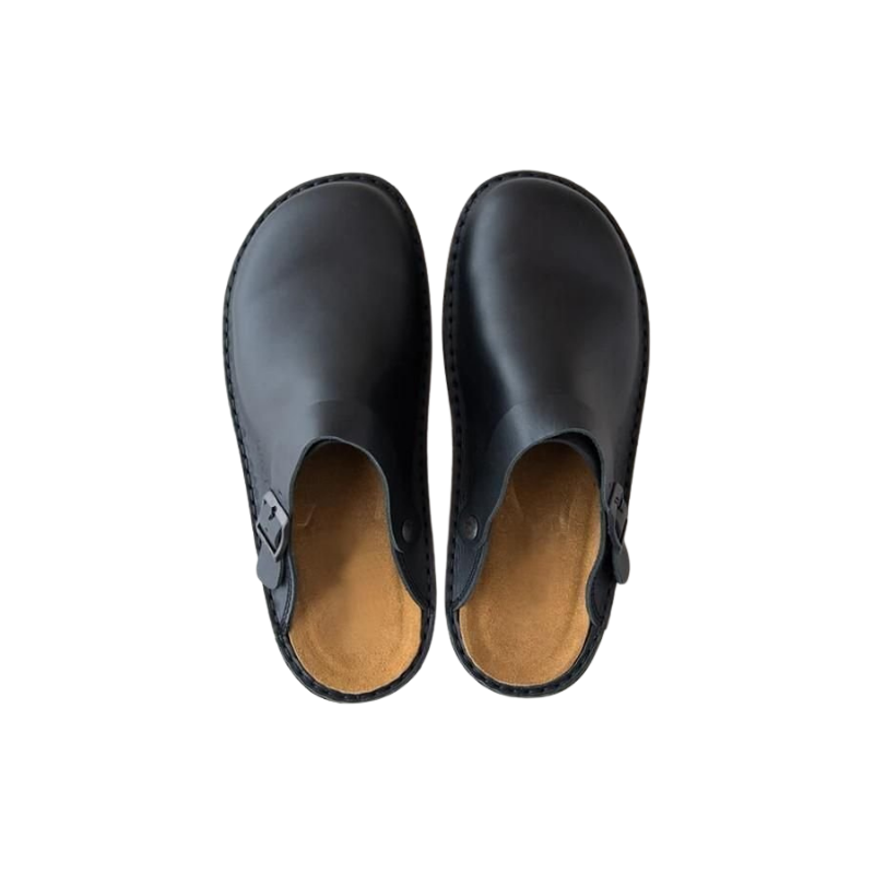 Damen Clogs am Fuß getragen. Stilvolle Freizeitschuhe, die hohen Komfort für jeden Tag bieten.