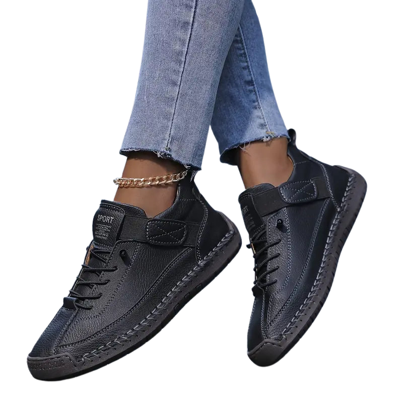Orthopädischer Damen Slip-On Sneaker in Schwarz. Bequemer Komfortschuh, leicht und gepolstert für Alltag & Freizeit.