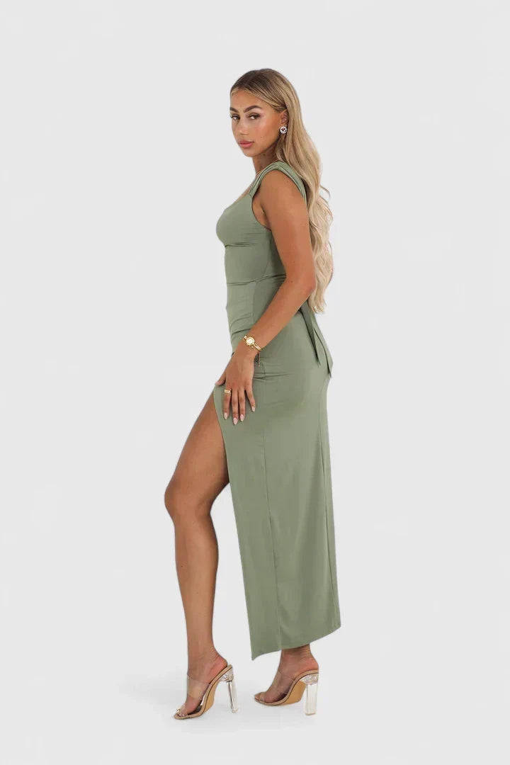 Luxuriöses grünes Abendkleid für Damen, lange Passform, tiefer V-Ausschnitt und verführerischer Seitenschlitz.