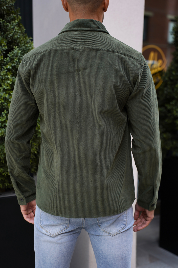 Elegantes Herrenmode Langarmhemd, stilvoll & bequem, ideal für Business Casual oder Freizeit.