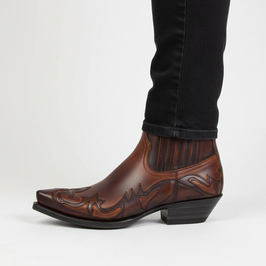 Stilvolle Leder-Cowboystiefel für Damen & Herren, mit Western-Stickerei, in Braun & Schwarz, zeitlos & trendig.