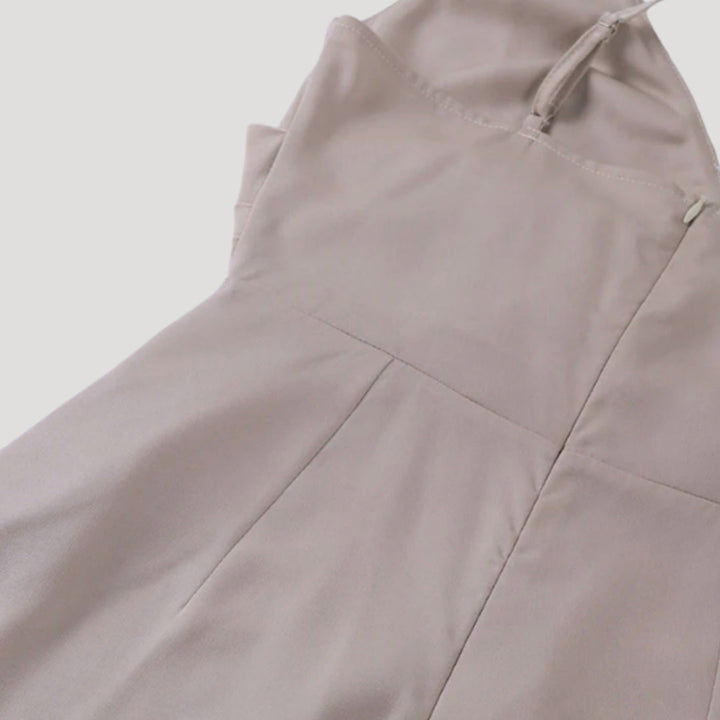 Dunkelblaues Maxi Wickelkleid für Damen mit seitlichem Schlitz. Stilvolles Festkleid für Hochzeiten & Cocktailpartys.