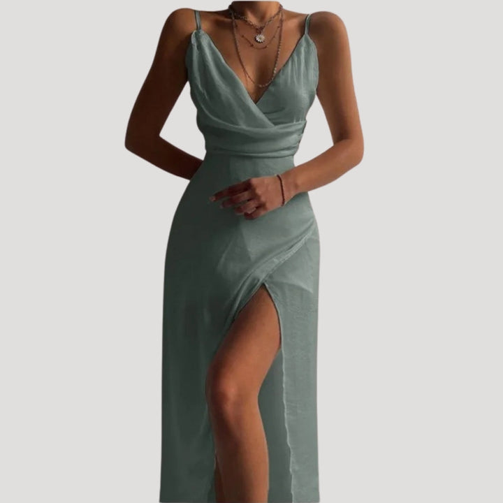 Nahaufnahme: Fließender Stoff des Wickel Maxikleides mit elegantem Schlitz. Perfektes Abendkleid für besondere Events.