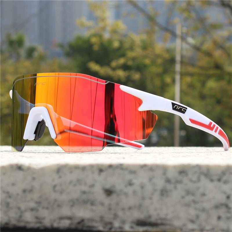 Robuste Sportsonnenbrille für Herren mit schwarzem Rahmen & Polycarbonat-Spiegelglas. Perfekt für Outdoor-Sport.