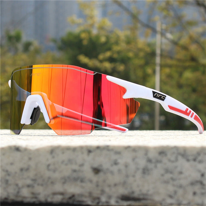 Robuste Sportsonnenbrille für Herren mit schwarzem Rahmen & Polycarbonat-Spiegelglas. Perfekt für Outdoor-Sport.