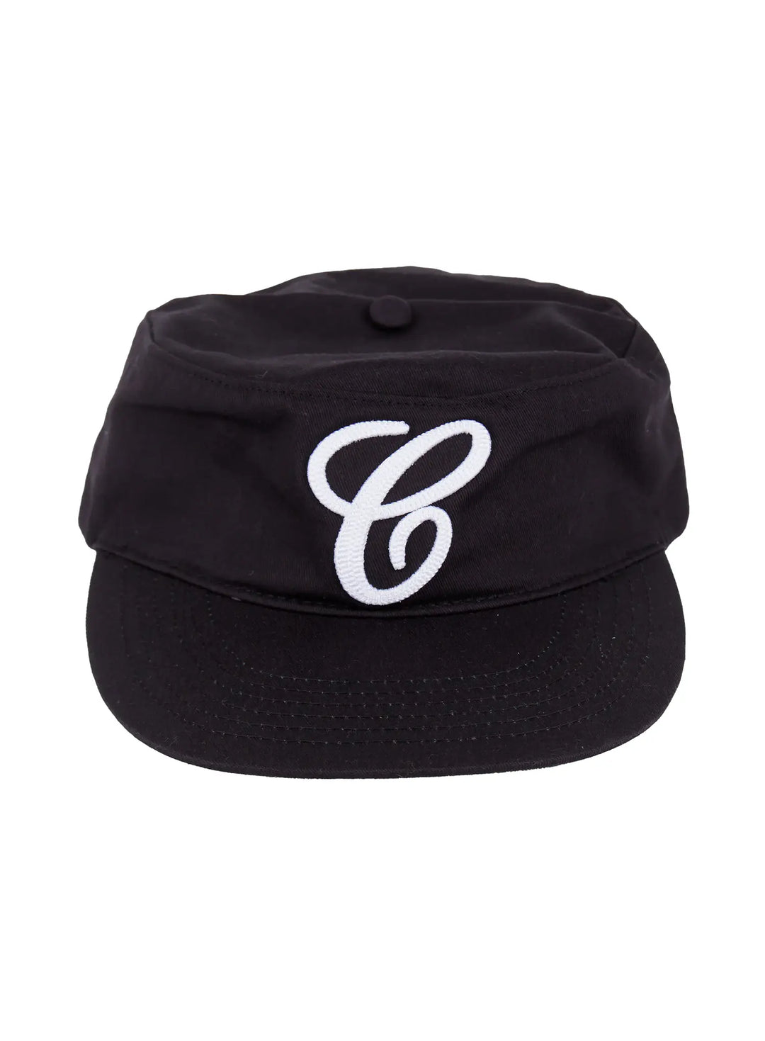 Modell trägt lässige schwarze Herren Baseballkappe, bestickt. Ideal für trendigen Streetstyle.