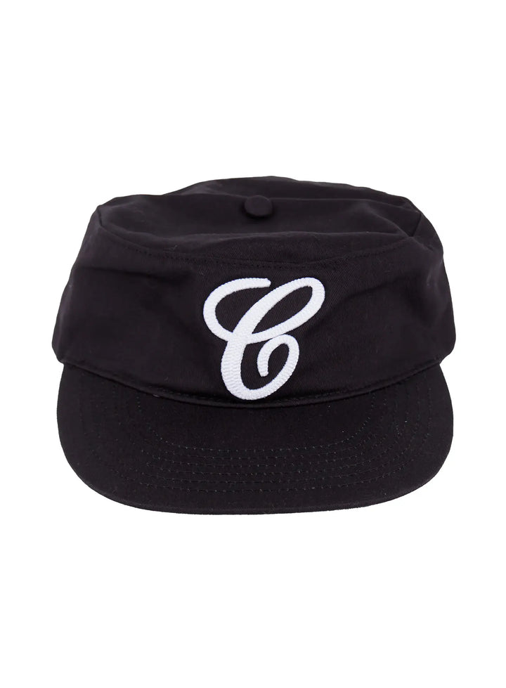 Modell trägt lässige schwarze Herren Baseballkappe, bestickt. Ideal für trendigen Streetstyle.