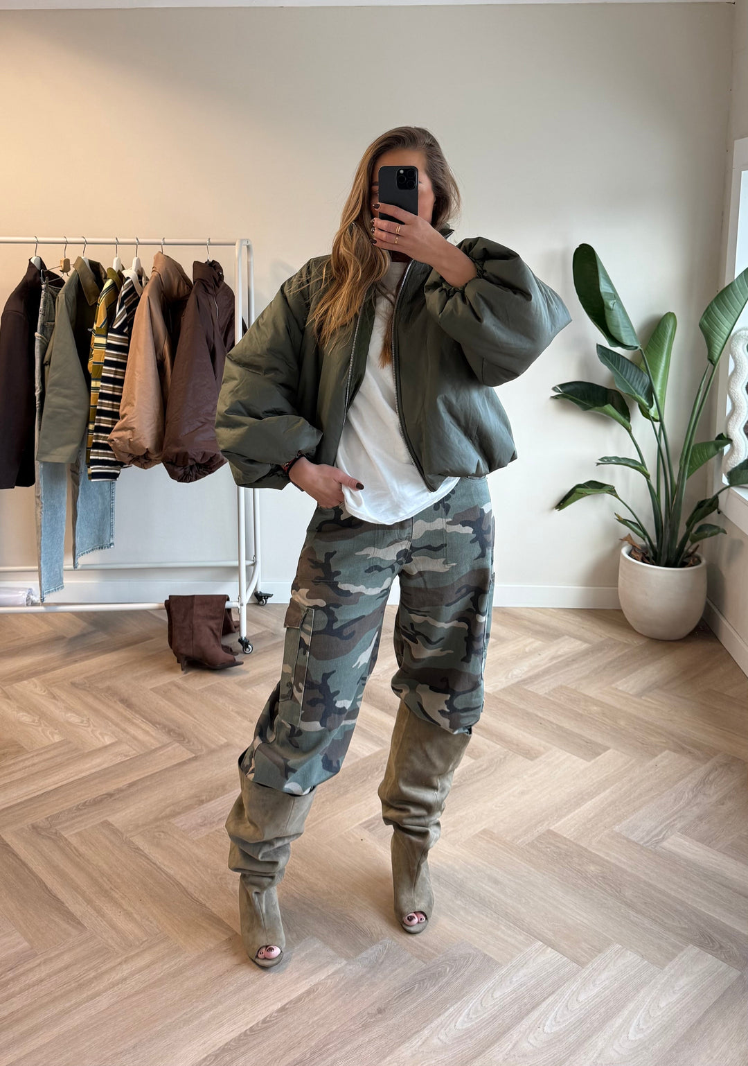 Rückansicht der Damen Camouflage Cargo-Jeans mit Gesäßtaschen und bequemem Stretchbund.