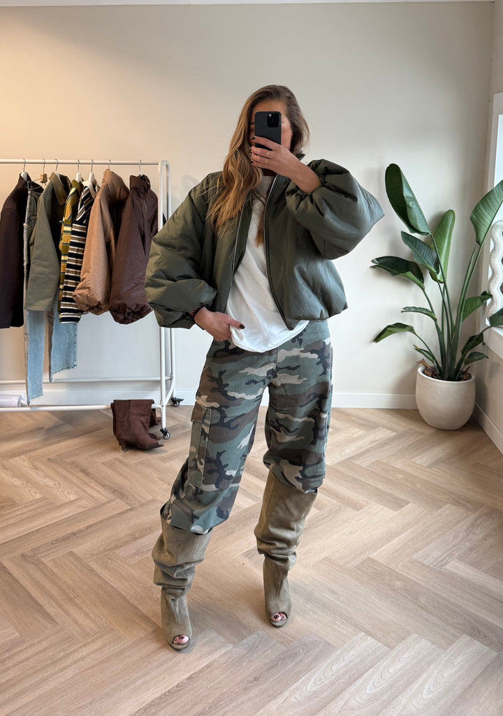 Rückansicht der Damen Camouflage Cargo-Jeans mit Gesäßtaschen und bequemem Stretchbund.