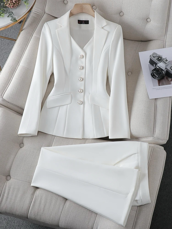 Eleganter Damenanzug (Blazer & Hose) im Regular Fit, perfekt für Business & formelle Events.