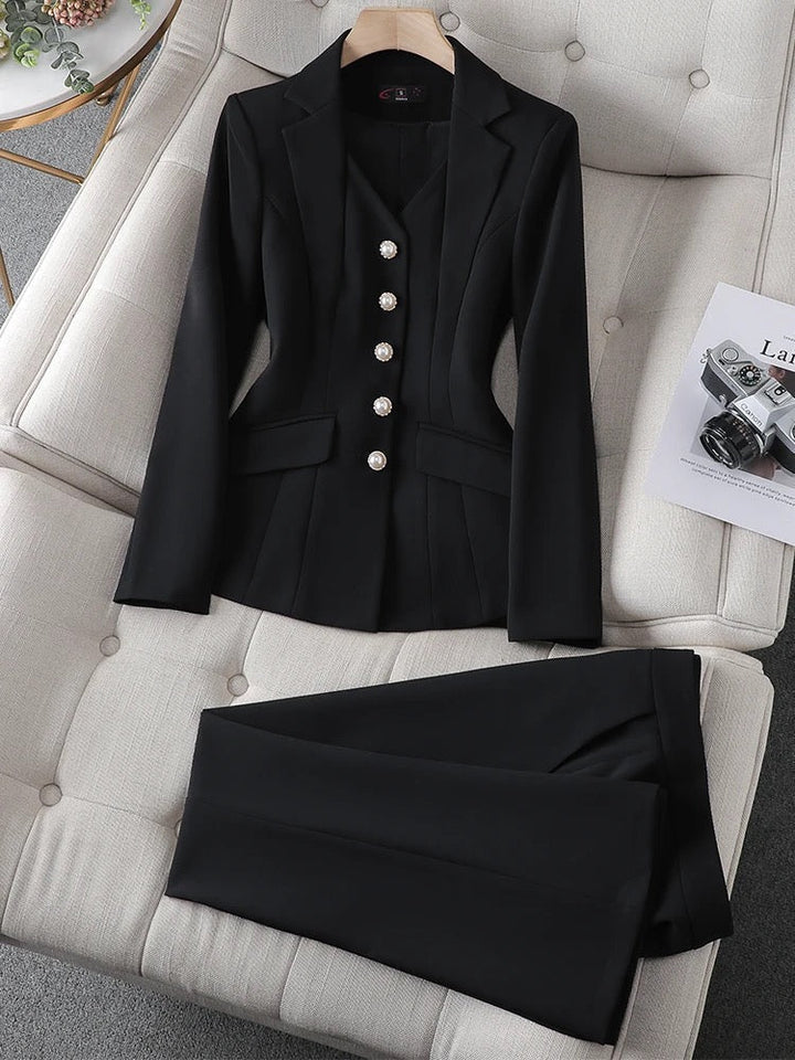 Schicker Damen-Blazer und Hose, Zweiteiler für professionelle Businessmode & Bürooutfits.