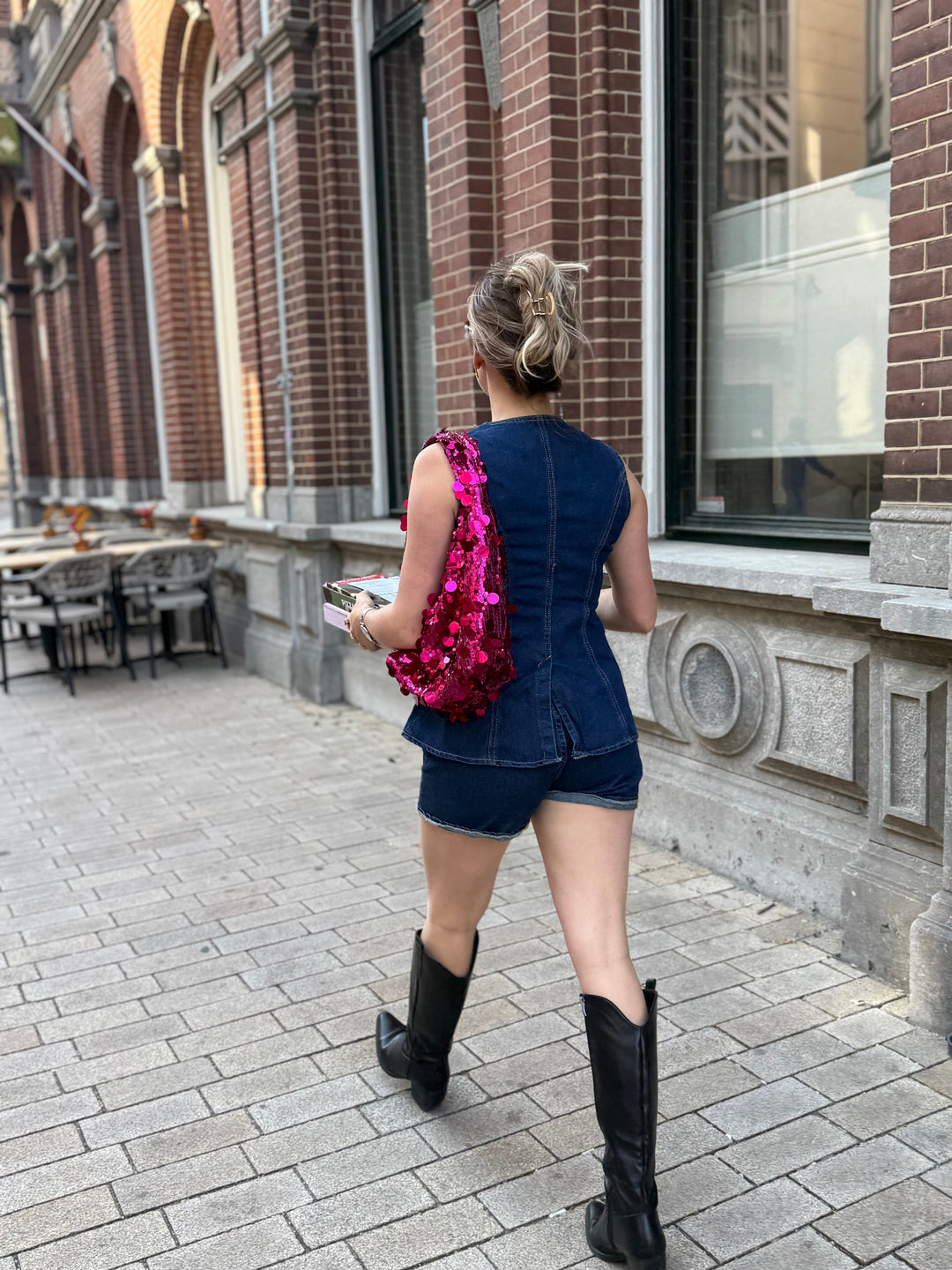 Komplettes Damen Sommer Outfit: Jeans-Look Weste & Shorts Set, bequem und modisch für warme Tage.