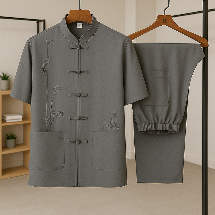 Traditionelles Herren Sommer-Set in Tiefasche, bestickt, mit Knotenverschluss. Moderner Freizeitanzug.