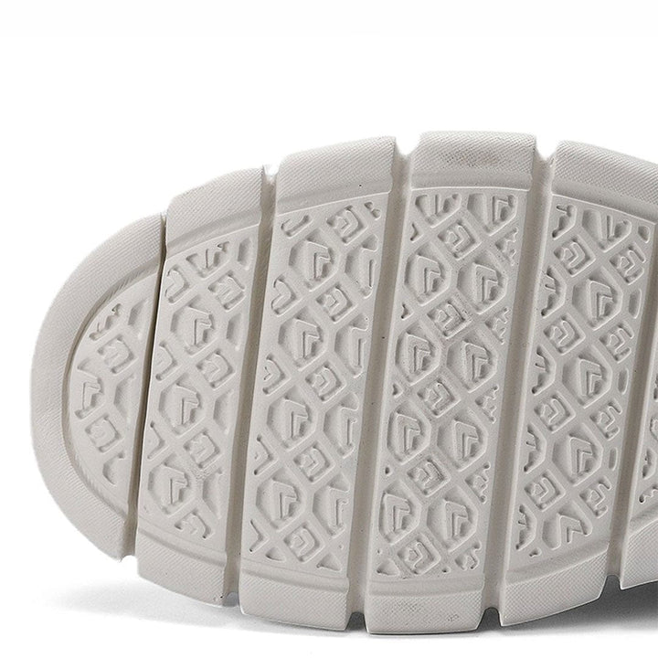 Bequeme Herren-Alltagsschuhe in Braun von oben, zeigen atmungsaktives Material und lässigen Stil.