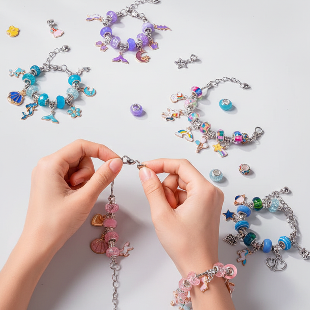 Kreatives Bastelset für Kinder mit bunten Perlen & Zubehör, um einzigartige DIY Armbänder zu gestalten.