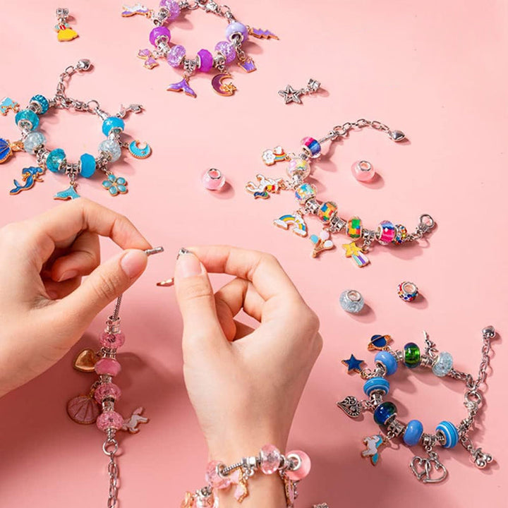 Umfangreiches Perlen Bastelset für Kinder, zur Förderung von Kreativität & Spaß am Schmuck gestalten.