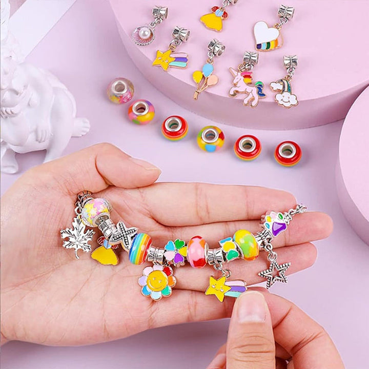 Buntes Bastelset für Kinder zum Selbermachen von Armbändern. Ideal, um Kreativität zu fördern.