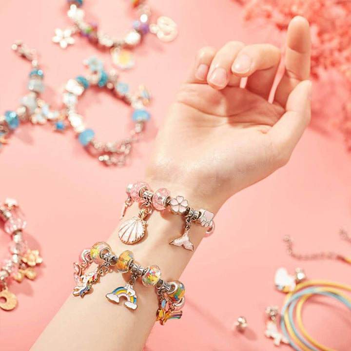 Geschenkidee für Mädchen: DIY Armband Bastelset mit vielen Perlen für individuelle Schmuckkreationen.