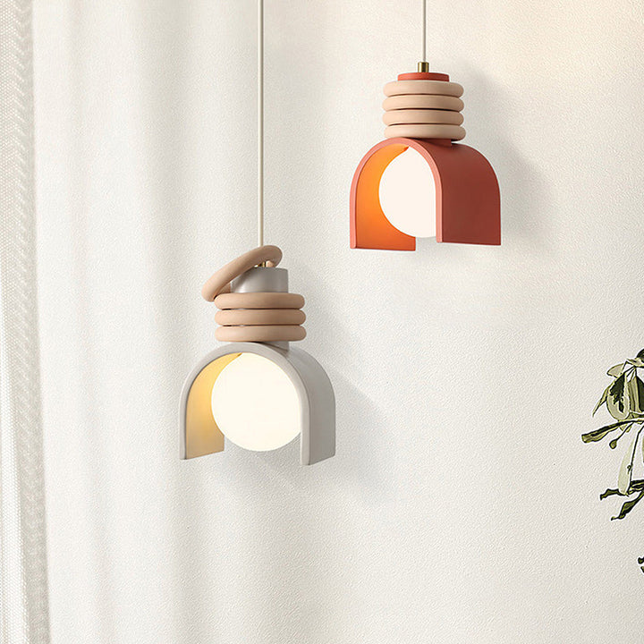 Moderne Beleuchtung mit künstlerischem Flair; diese Designlampe ist ein farbenfroher Blickfang.