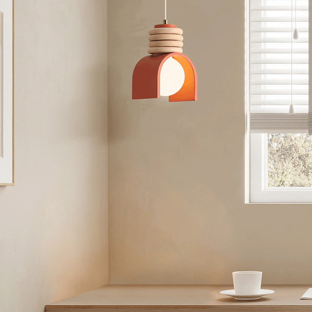 Deckenlampe in lebendigen Farben; ein künstlerisches Designelement für Ihr modernes Interieur.
