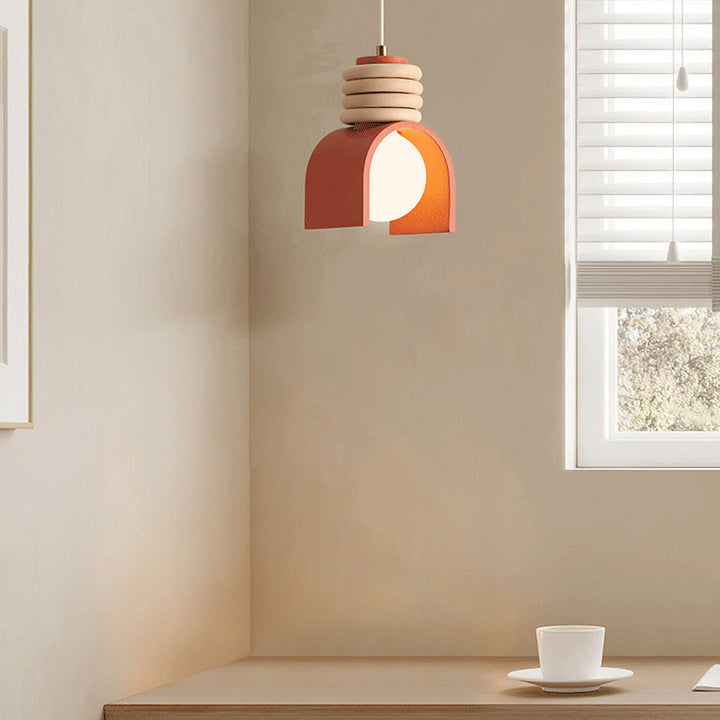 Deckenlampe in lebendigen Farben; ein künstlerisches Designelement für Ihr modernes Interieur.