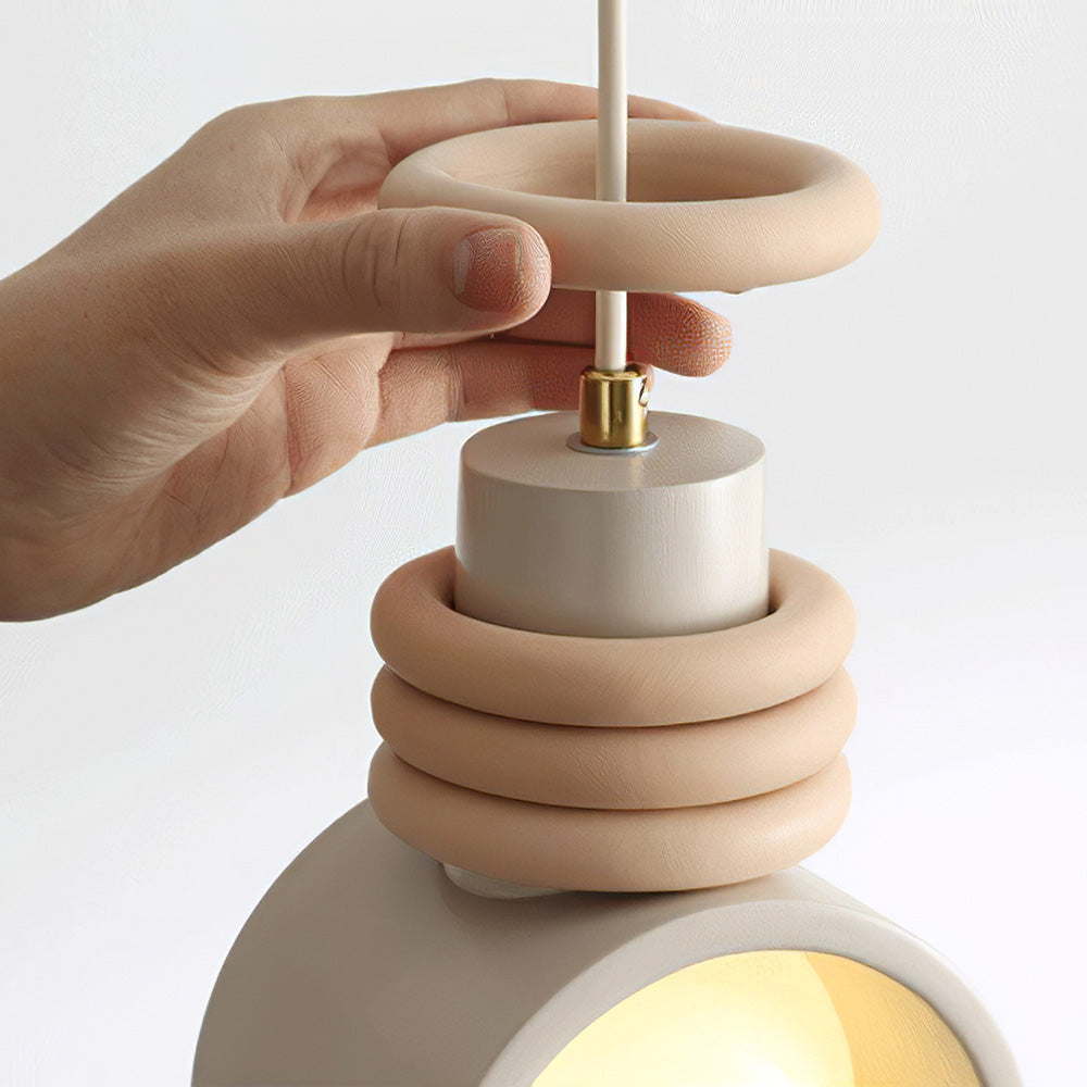 Blickfang: Moderne Deckenlampe mit künstlerischem, farbenfrohem Design als stilvolle Raumbeleuchtung.