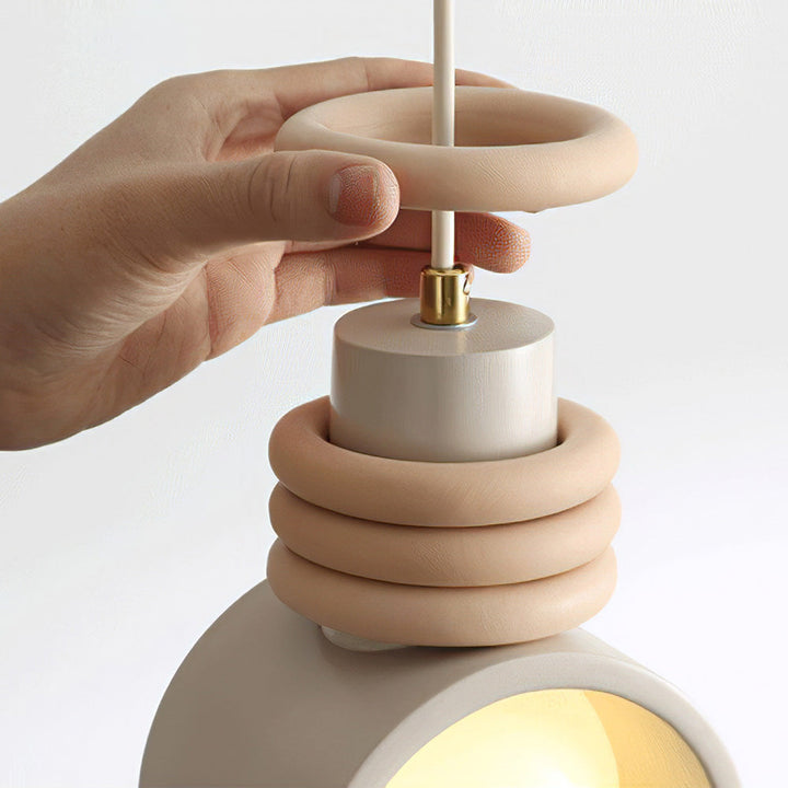 Blickfang: Moderne Deckenlampe mit künstlerischem, farbenfrohem Design als stilvolle Raumbeleuchtung.
