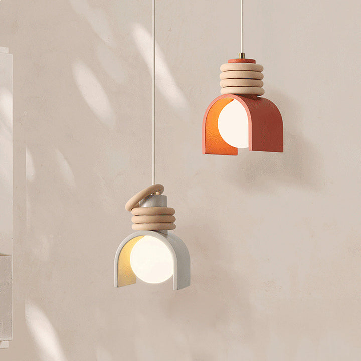 Dekorative Deckenleuchte mit lebendigen Farben; bringt modernes Design in jedes Zuhause.