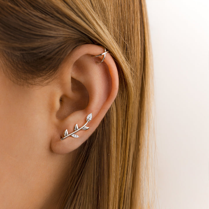 Goldfarbene Damen Ohrclips, U- & X-Design. Modischer Ohrschmuck für Frauen, die Eleganz lieben.