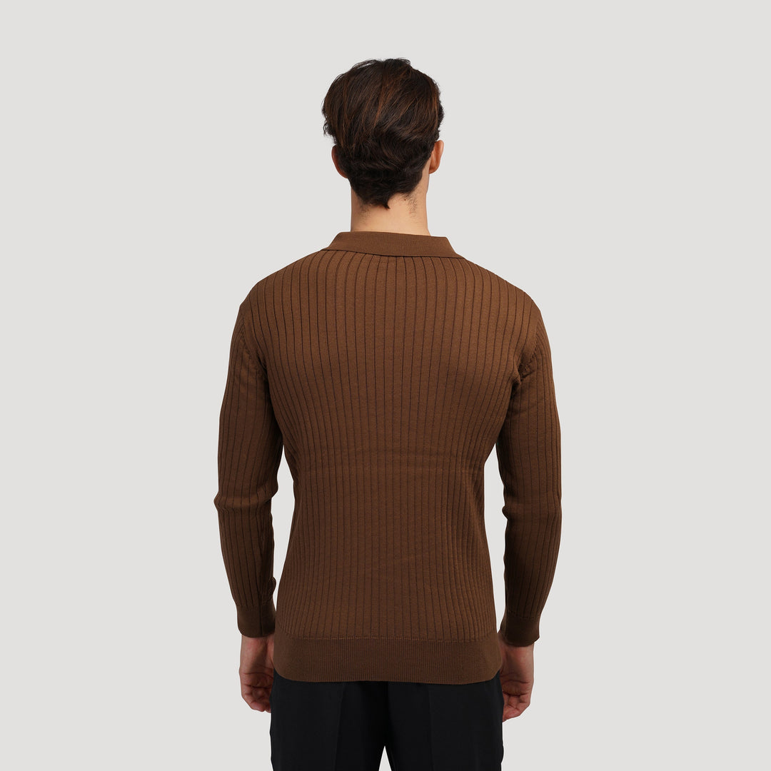 Gefaltetes Herren-Langarm-Poloshirt. Eleganter Strickpullover mit Rippstruktur und Knopfleiste bereit zum Tragen.