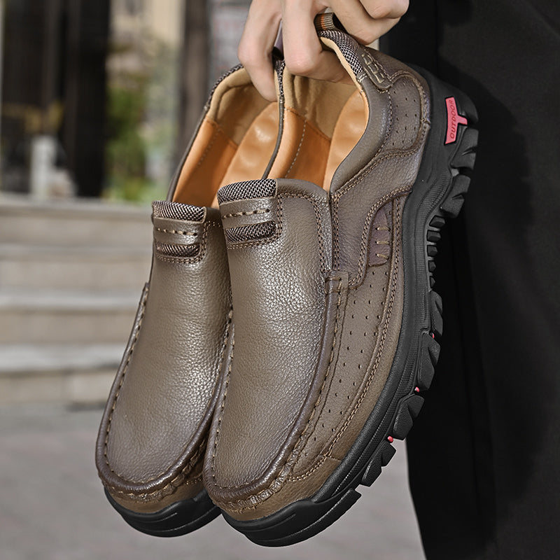Schwarze Business Schlupfstiefel für Herren. Elegante Männer Schuhe mit Fußgewölbeunterstützung und rutschfester Sohle.