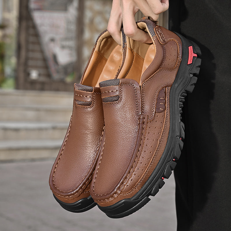 Khaki Herren Halbstiefel. Stilvolle Schlupfstiefel mit rutschfester Sohle für sicheren Halt bei jedem Schritt.