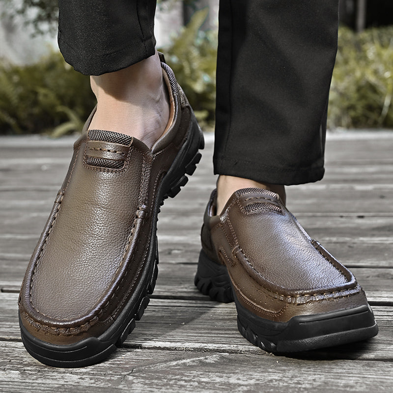 Braune Herren Schlupfstiefel. Komfortable Halbstiefel für Alltag & Business mit Fußgewölbeunterstützung, rutschfester Sohle.