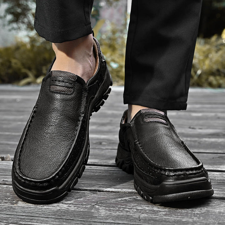 Schwarze Herren Halbstiefel. Komfortable Schlupfstiefel mit Fußgewölbeunterstützung und robuster, rutschfester Sohle.
