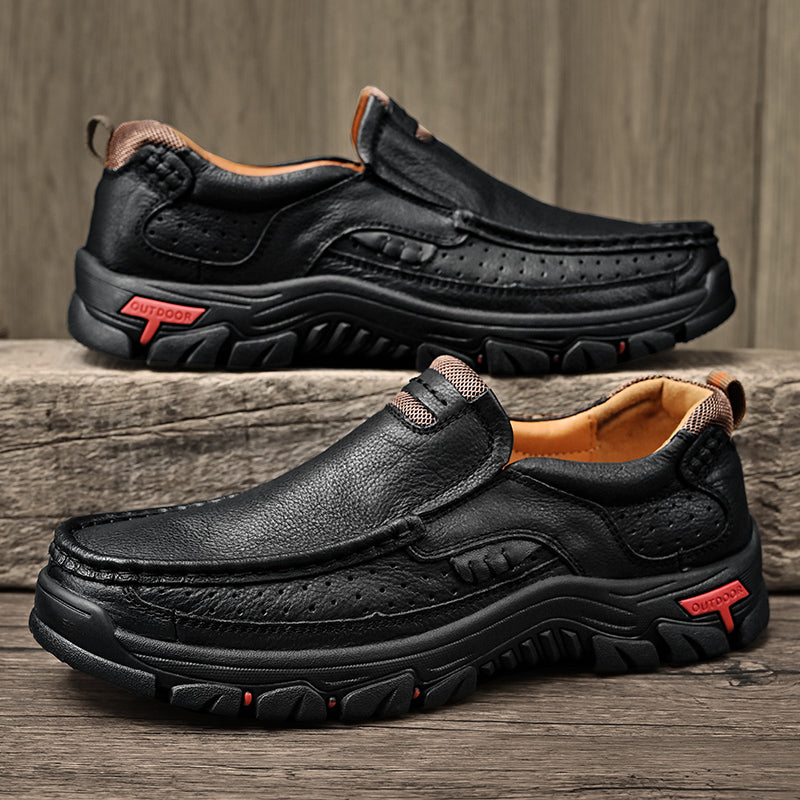 Schwarze Herren Schlupfstiefel. Sichere Halbstiefel mit rutschfester Sohle und Fußgewölbeunterstützung für den Alltag.